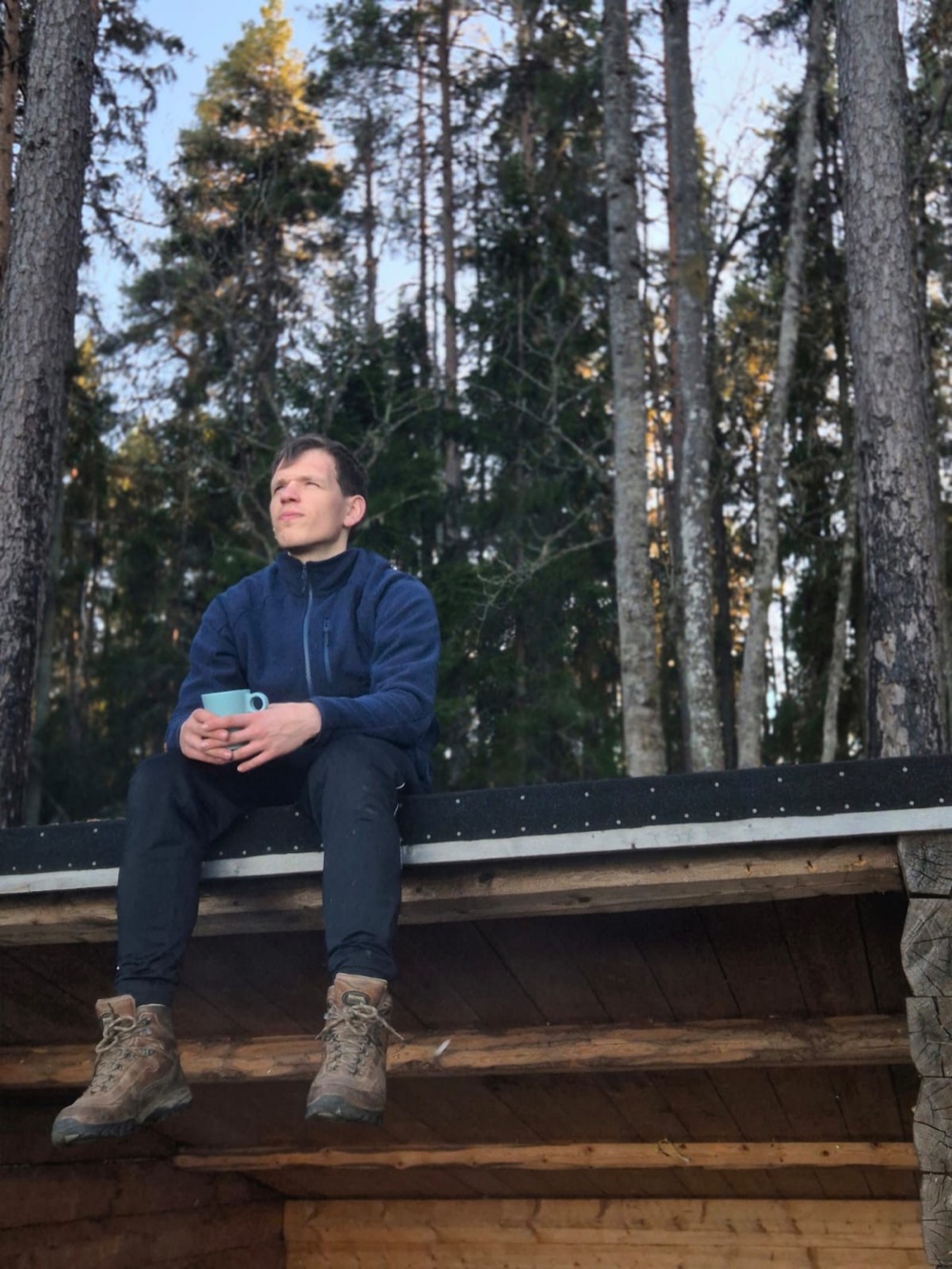 Mike met koffie, een rustig moment in het bos