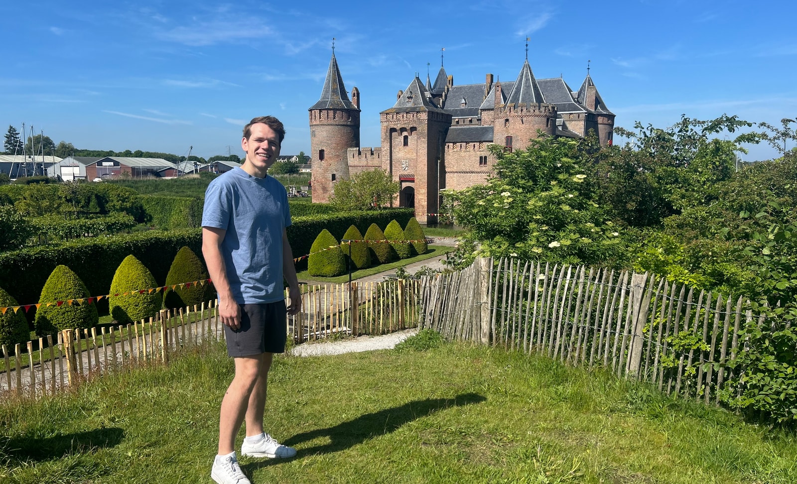 Mike Meijer, coach van Program your Lifestyle, buiten bij een kasteel